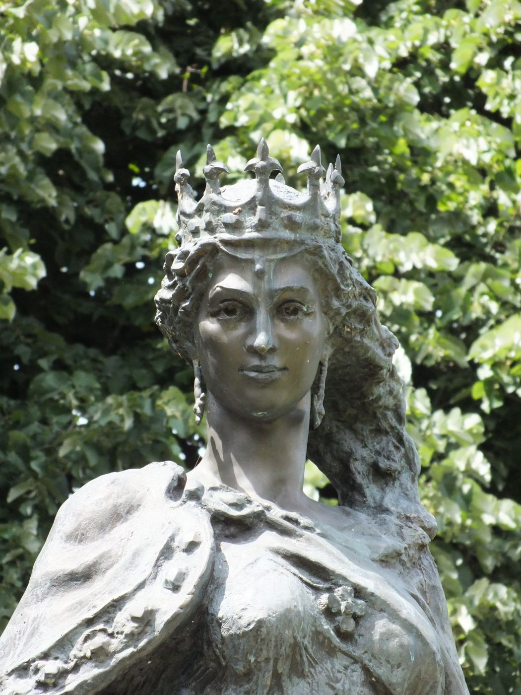 Statue d'Anne de Kiev, place des Arènes à Senlis (Oise)