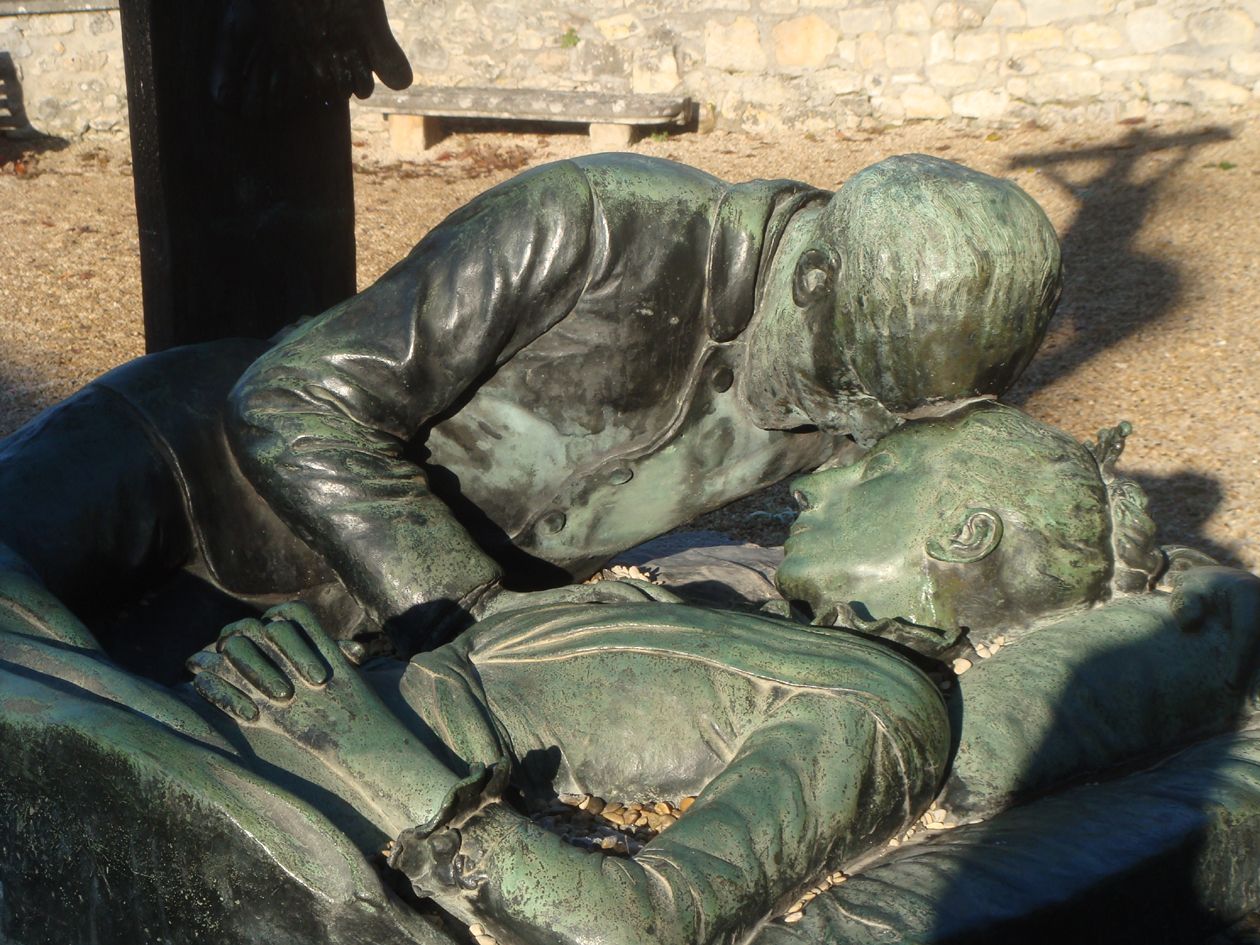 Le tombeau de Périe Bartholomé, au cimetière de Bouillant (bronze d'Albert Bartholomé)