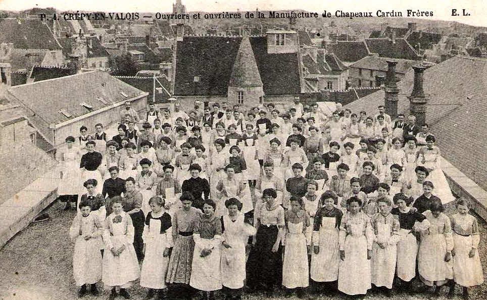 Le personnel de la manufacture de chapeaux Cardin frères (carte postale ancienne)