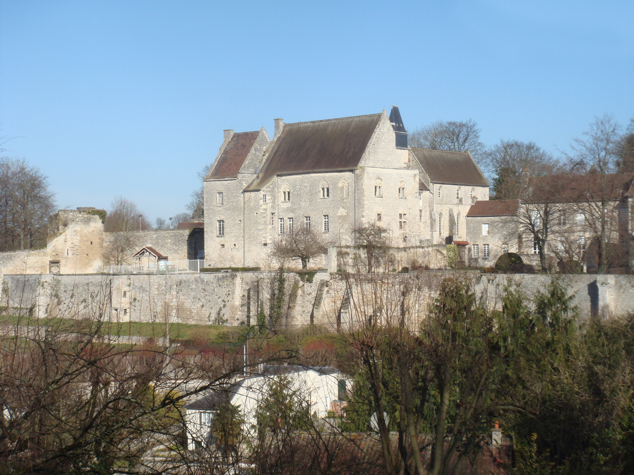 Le château aujourd'hui, au-dessus des remparts — photo Masson