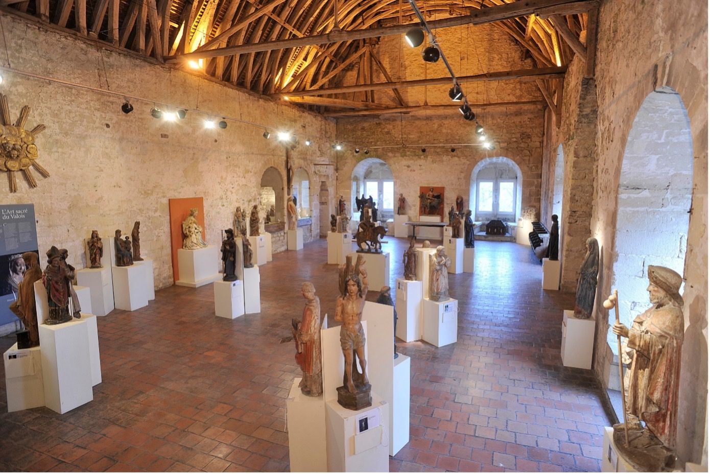 La salle de la statuaire du Valois, sous la charpente du XIIIe siècle