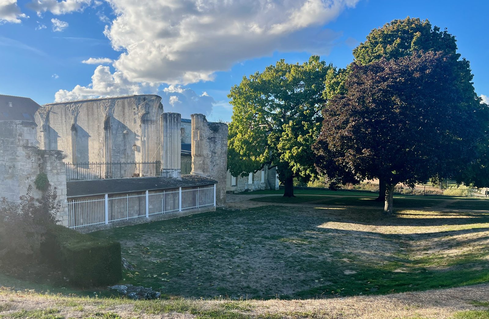 L'abbaye Saint-Arnoul aujourd'hui : les vestiges de l'église, vus de l'extérieur