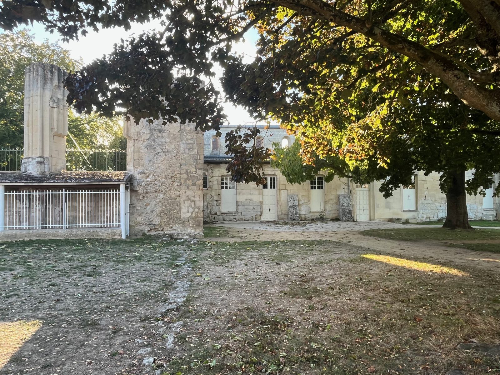 L'abbaye Saint-Arnoul aujourd'hui : les bâtiments conventuels