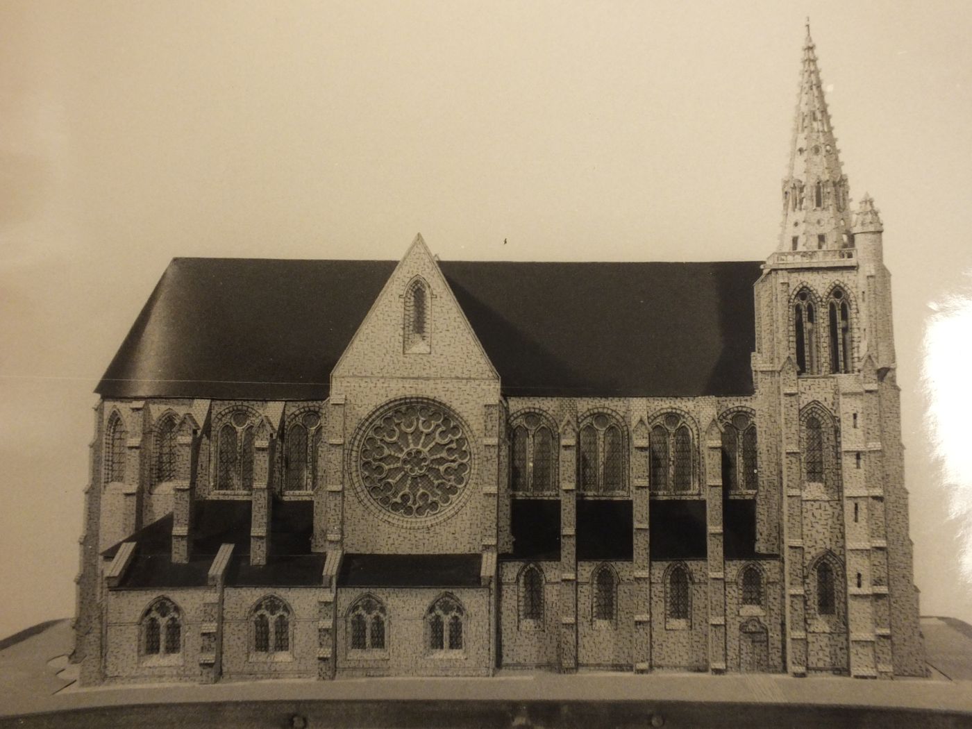 La collégiale Saint-Thomas telle qu'elle était, avec sa rosace et sa flèche (maquette)