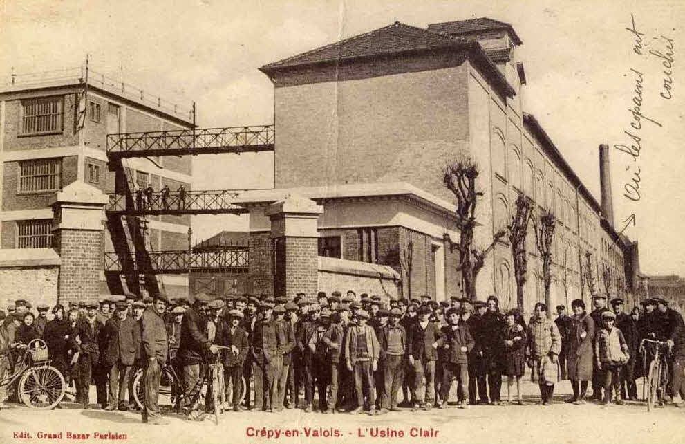 L'usine Clair et ses ouvriers (carte postale ancienne)