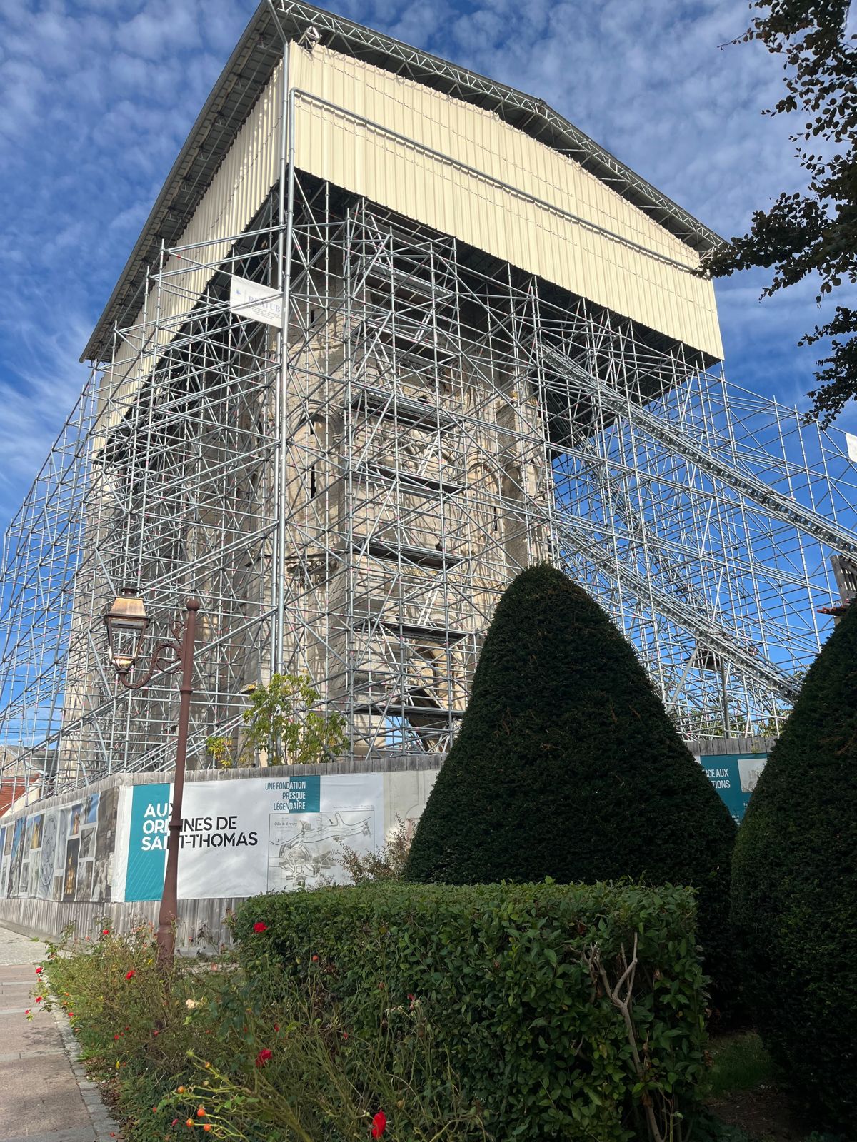 La tour-clocher sous son échafaudage, octobre 2026