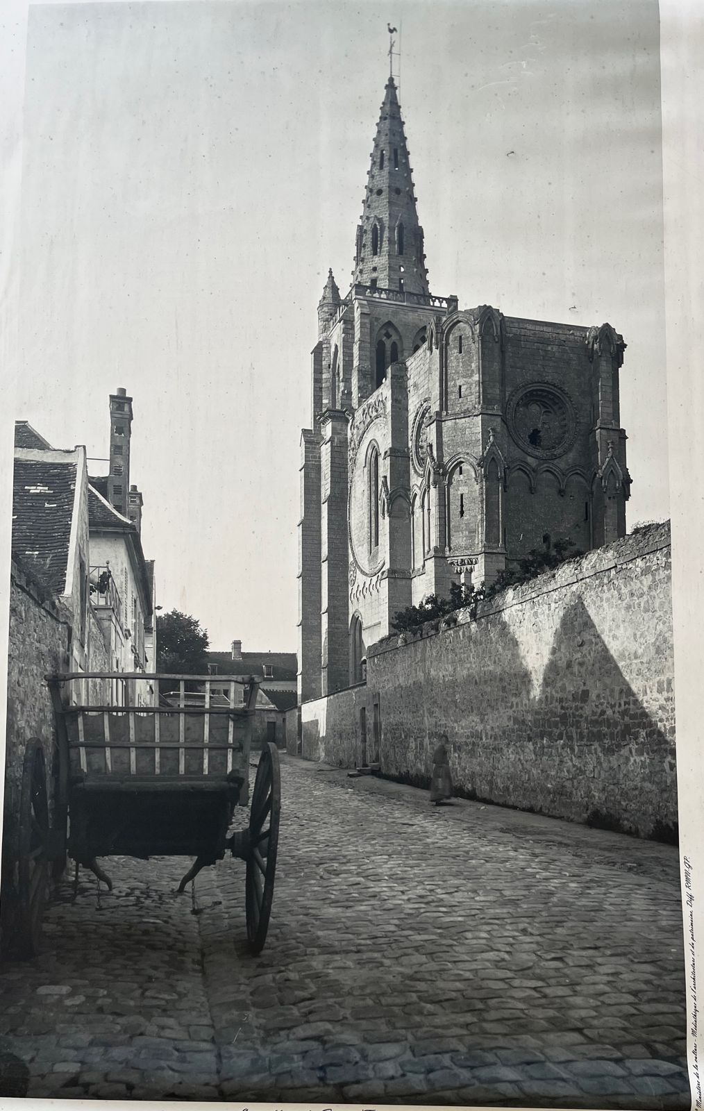 La collégiale au tournant du 20e siècle, photographie reproduite sur les panneaux du chantier (Ville de Crépy-en-Valois)
