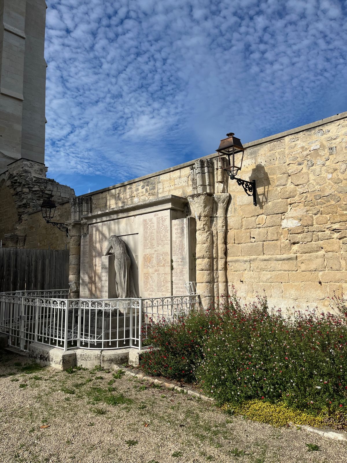 Le monument aux morts des deux guerres mondiales, au pied de la collégiale