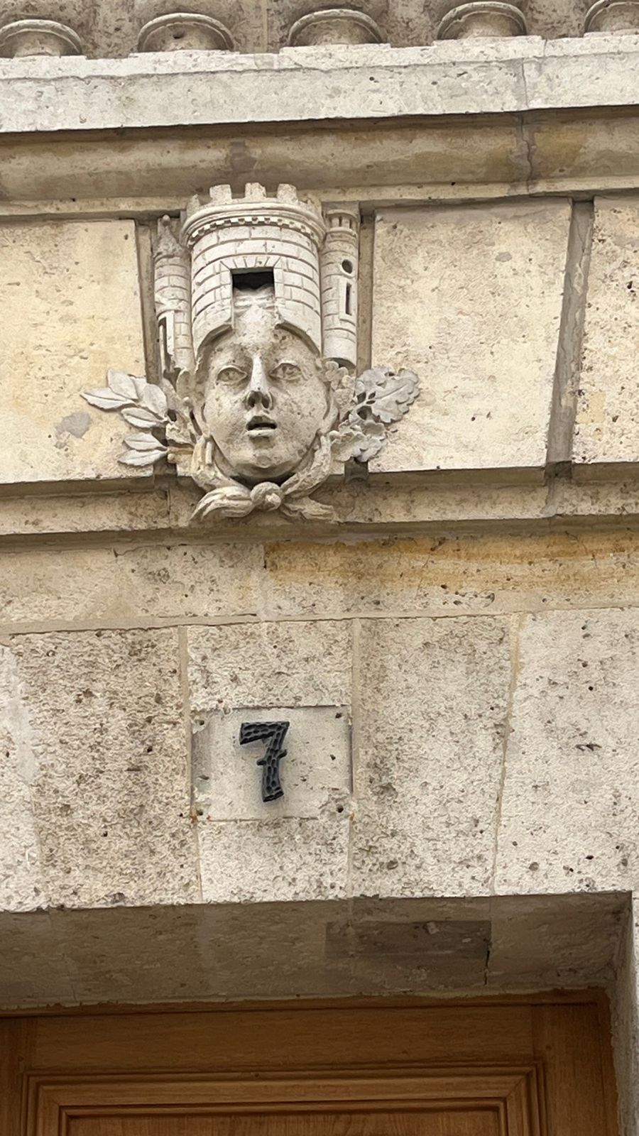 Mascaron : la terre, coiffée d'une tour