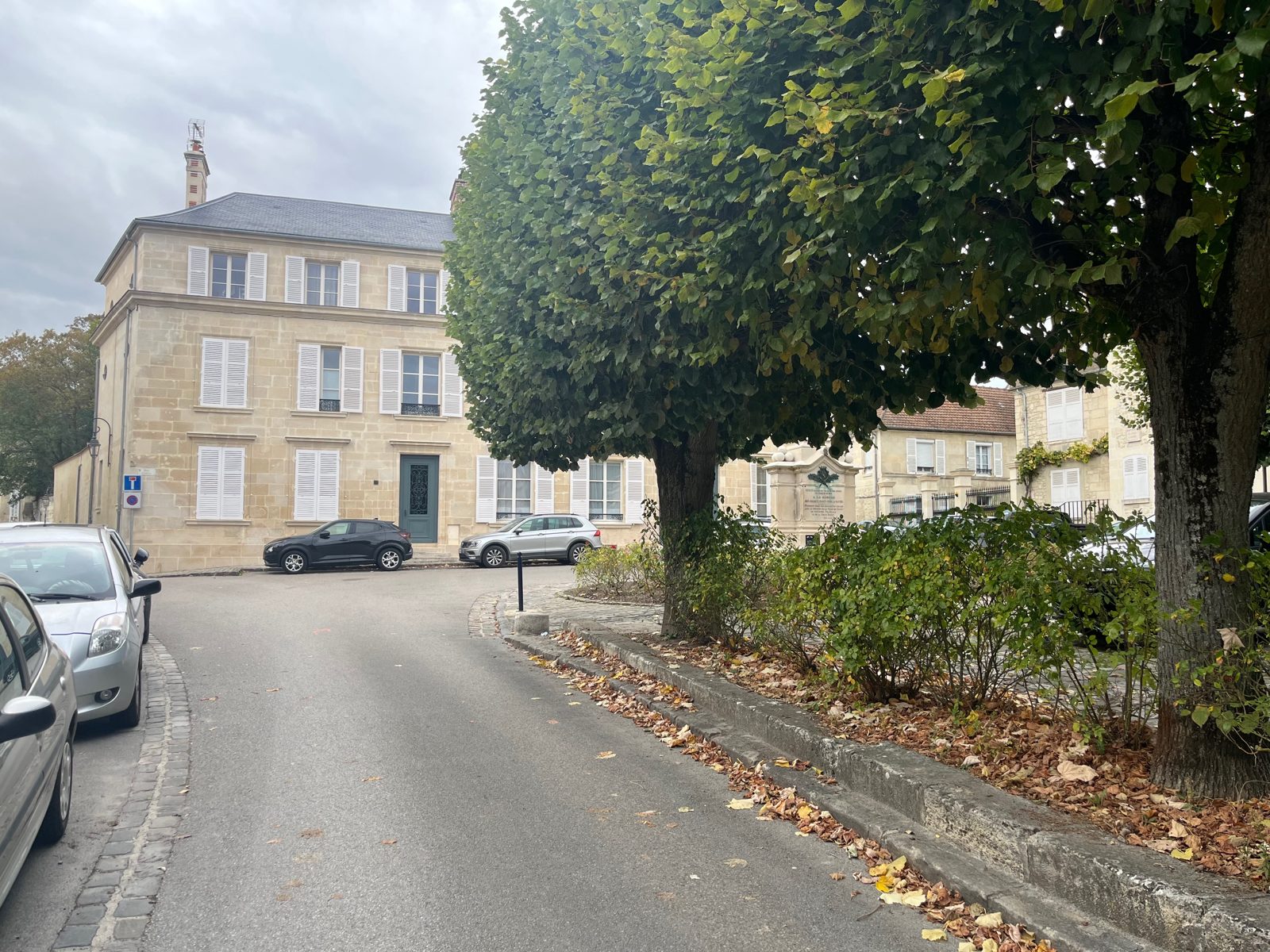 Place Gambetta, place du Pilori, place de la Croix-au-Bourg