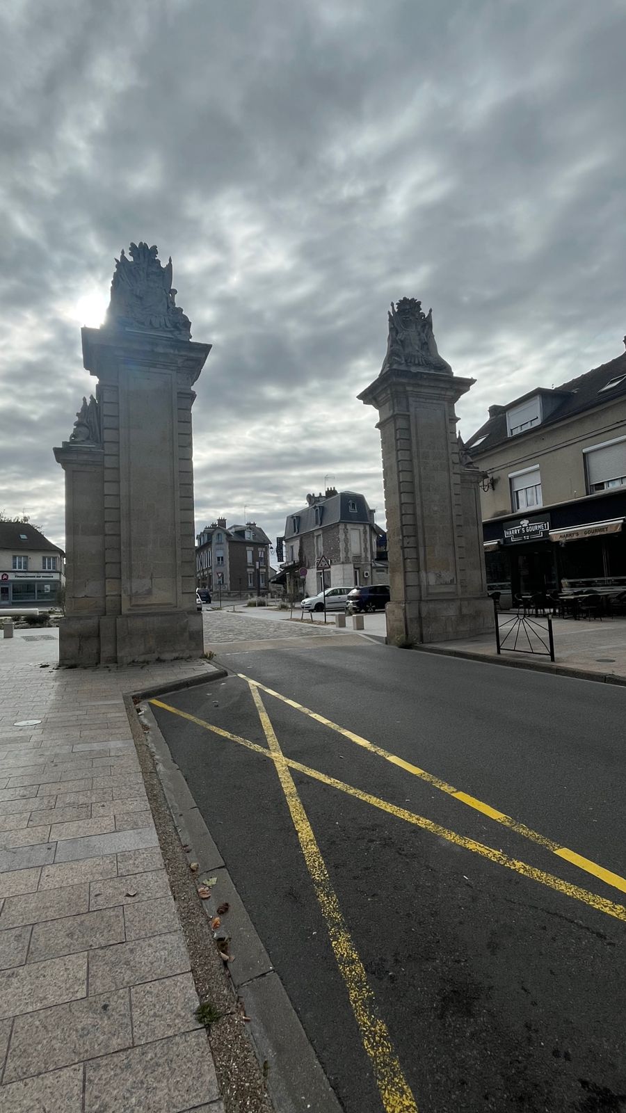 La porte vue depuis la ville