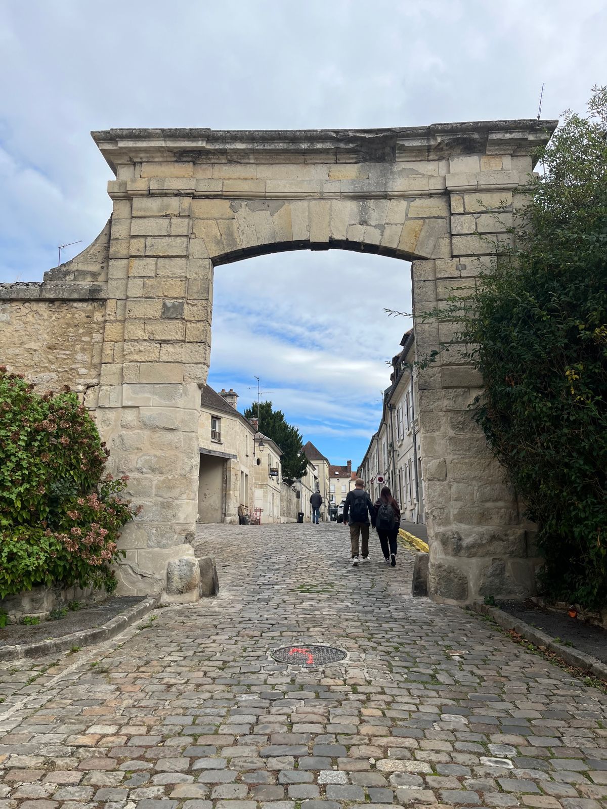 La porte vue depuis l'extérieur de la ville