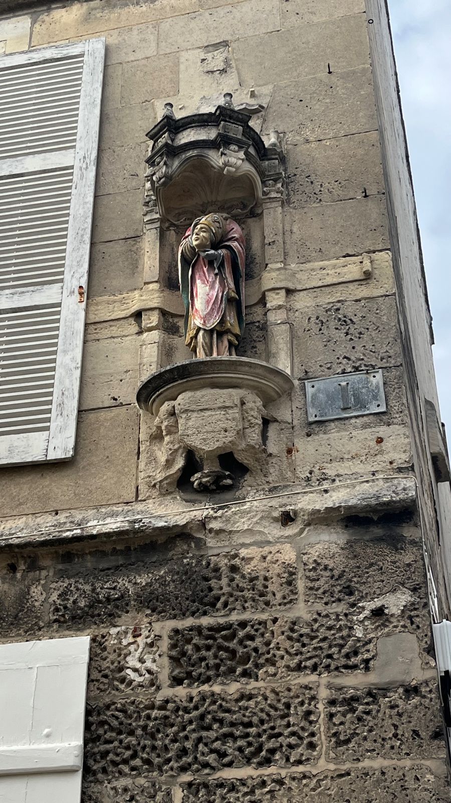 La statuette de saint Denis dans sa niche, au n°1