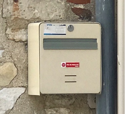 Exemple de traitement à éviter : boîte aux lettres plaquée en façade
