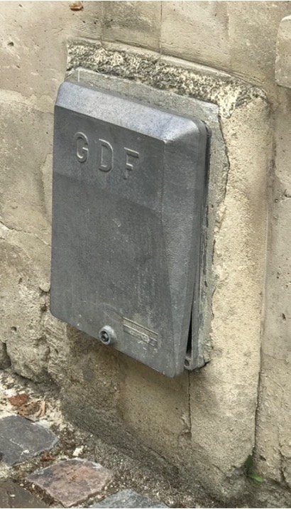 Exemple de traitement à proscrire : compteur plaqué en façade