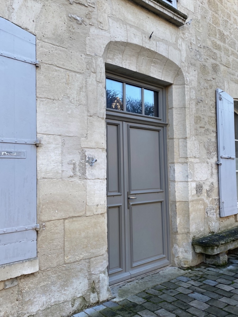Exemple de traitement d’entourage (tableaux et linteau en pierre de taille) d’une porte tiercée avec imposte fixe.