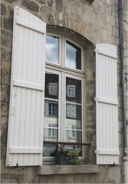 2 exemples d’entourage (tableaux, linteaux) de fenêtres à 2 vantaux et imposte fixe