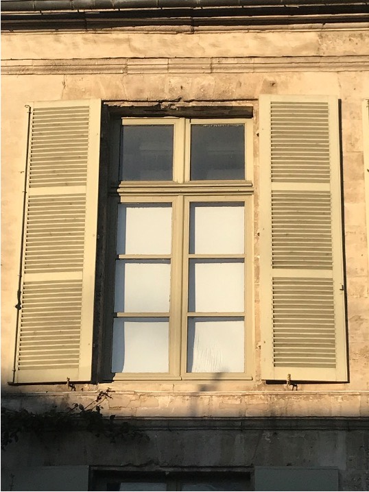 2 exemples d’entourage (tableaux, linteaux) de fenêtres à 2 vantaux et imposte fixe