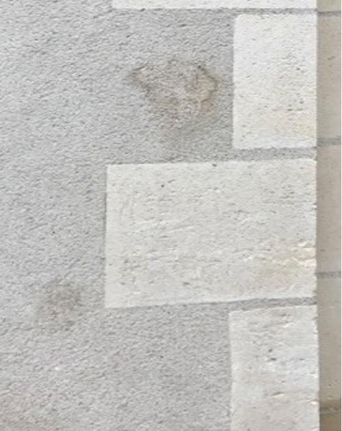 Ci-dessus : l’enduit de façade doit affleurer les pierres d’entourage (pas de surépaisseur).
