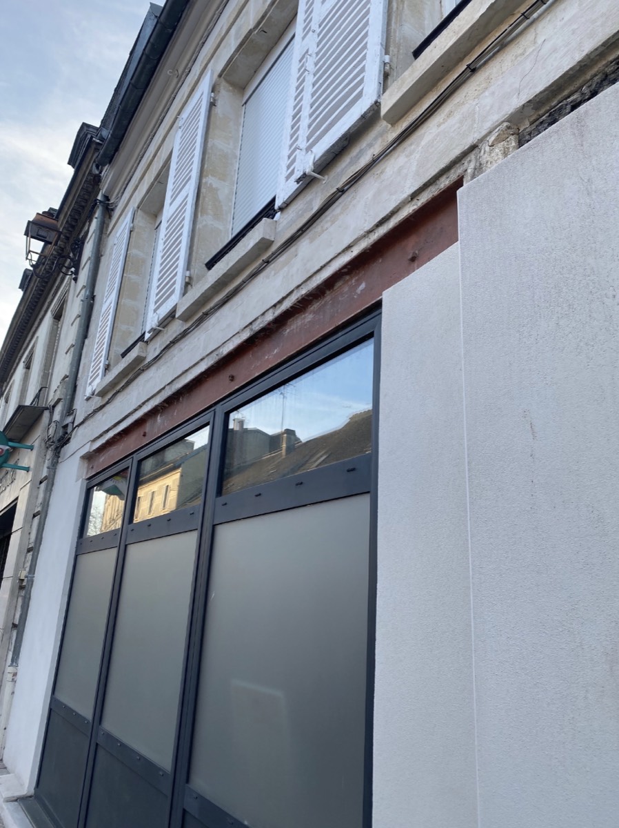 Linteaux en retrait du nu du mur de la façade