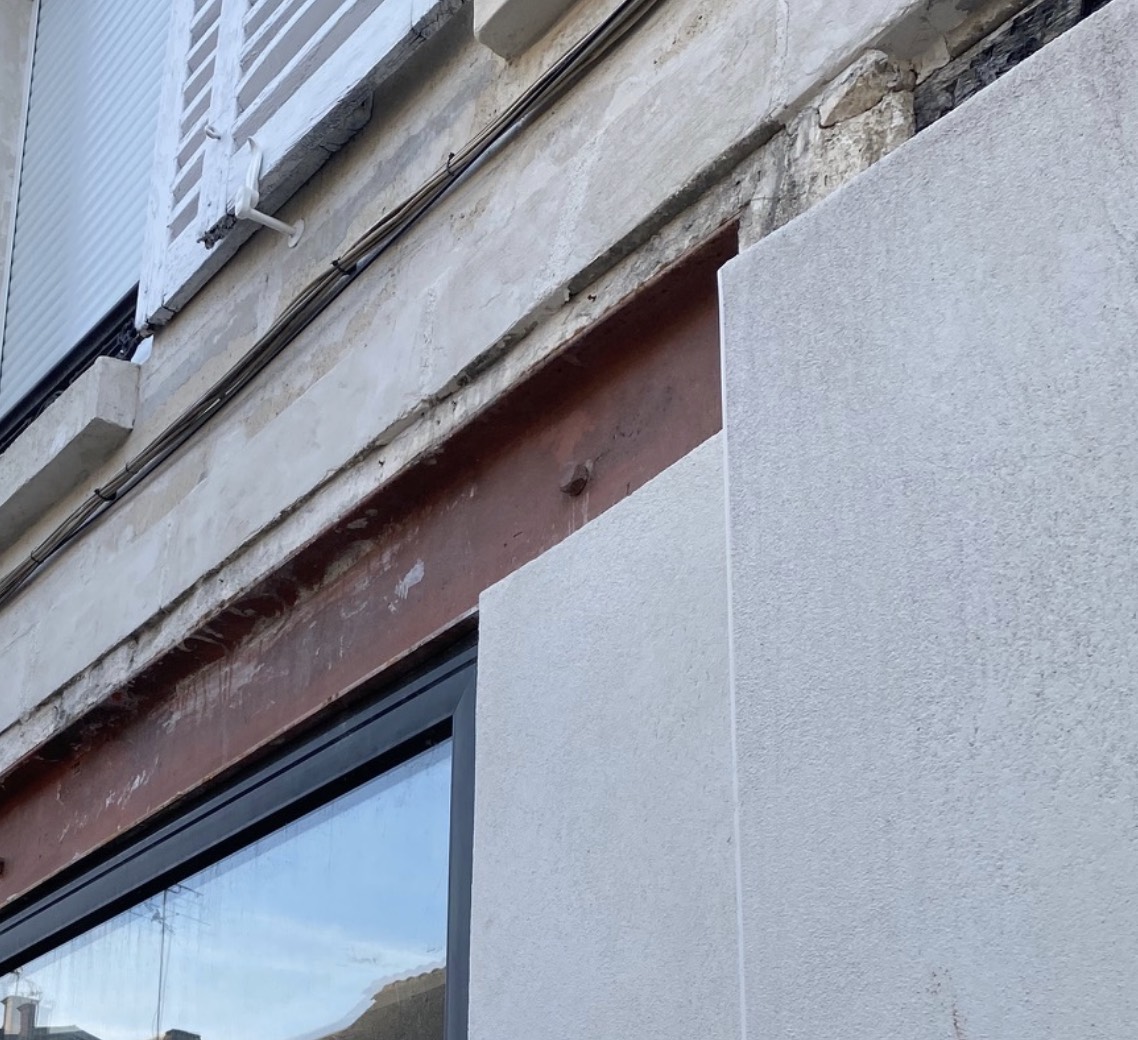 Linteaux en retrait du nu du mur de la façade