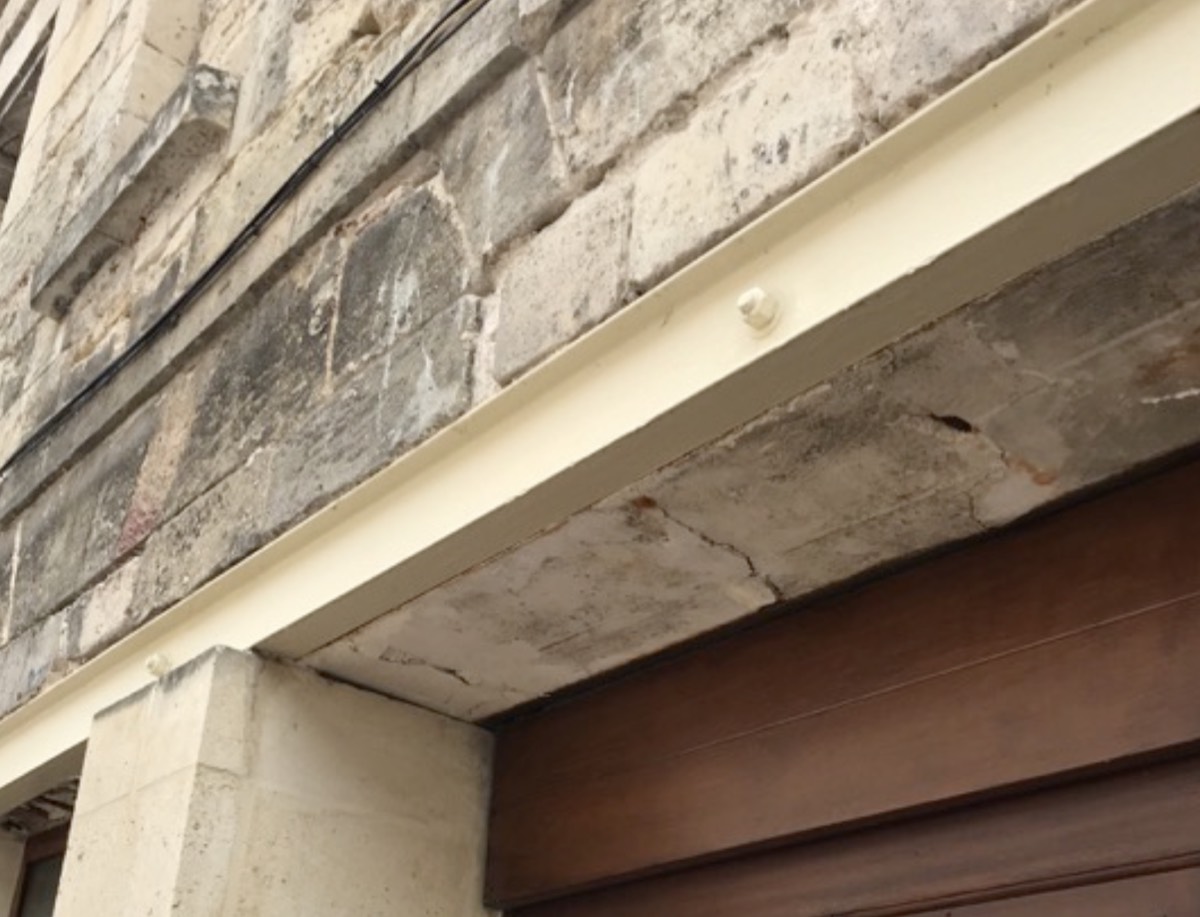 Linteaux en retrait du nu du mur de la façade