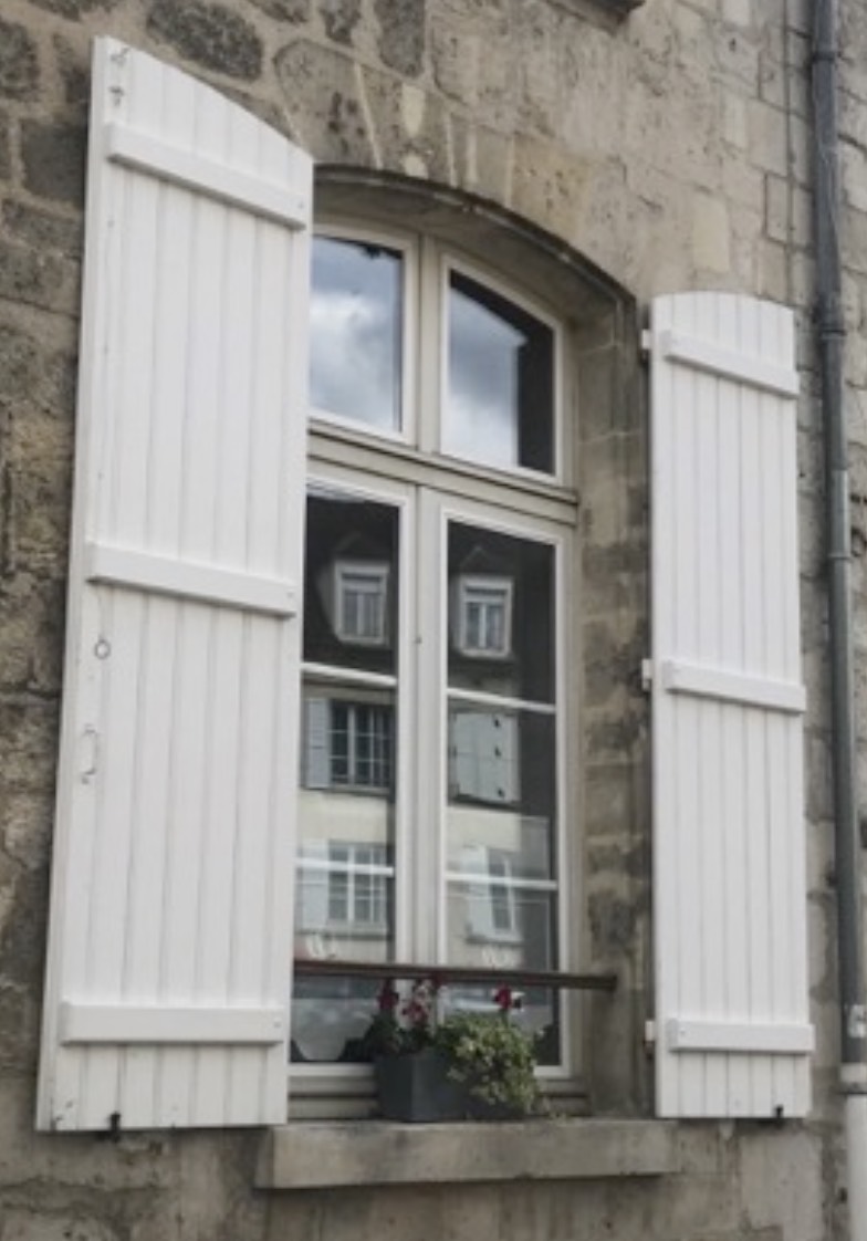 Exemples de traitements recommandés de fenêtres à 2 vantaux avec imposte fixe