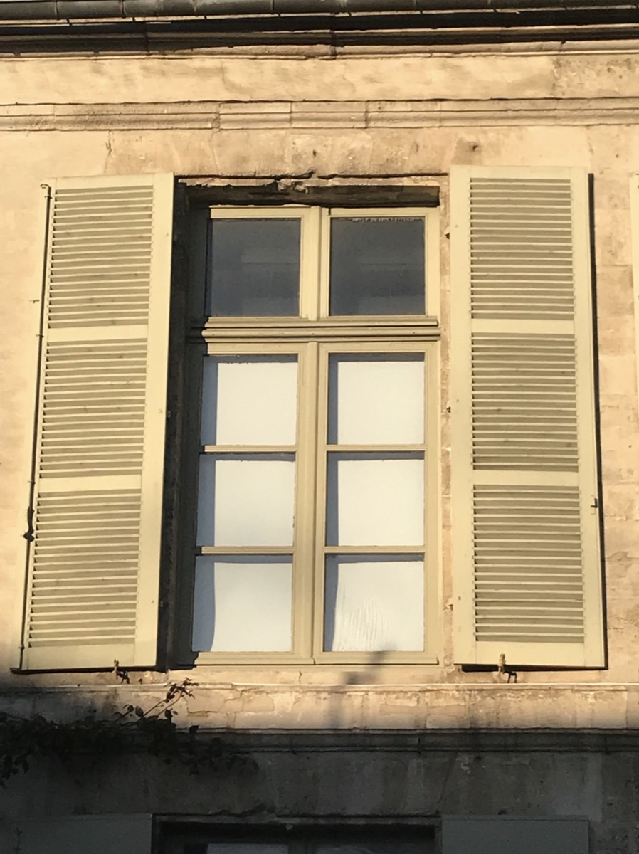 Exemples de traitements recommandés de fenêtres à 2 vantaux avec imposte fixe