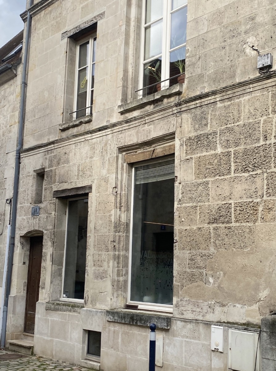 Exemple de traitement contemporain possible : 1 seul vitrage clair sans recoupement