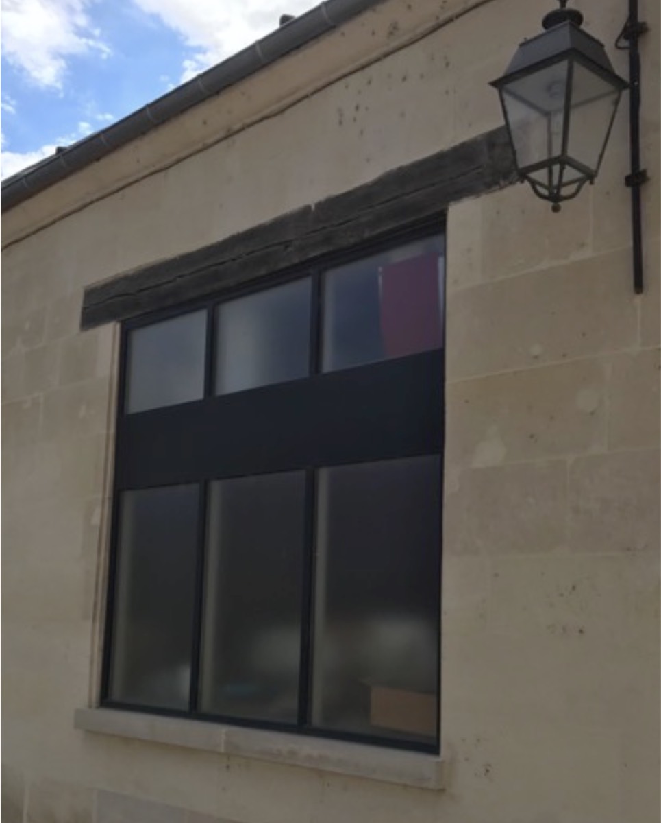 Exemple de traitement contemporain possible d’un ensemble menuisé métallique et linteau bois