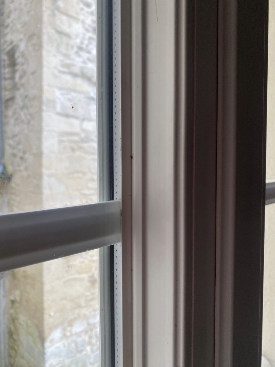 Faux petit-bois consistant à intercaler une lamelle entre les doubles vitrages isolants ou collés sur le vitrage