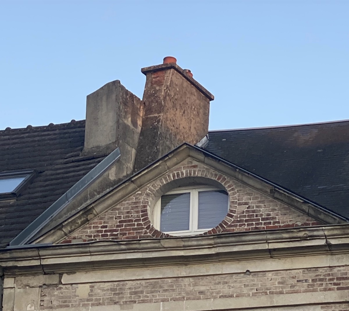 Menuiserie ne correspondant pas à la forme de l’ouverture. Ici une menuiserie rectangulaire à 2 vantaux pour clore un œil de bœuf.