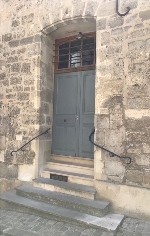 Exemple d’une porte d’entrée pleine à 2 vantaux avec imposte fixe vitrée. Mais la teinte devrait être unifiée entre les vantaux et l’imposte fixe.