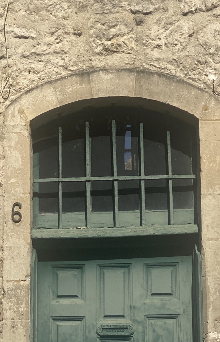 Exemples de traitements recommandés pour la protection de fenêtres et imposte fixe sur porte pleine extérieure
