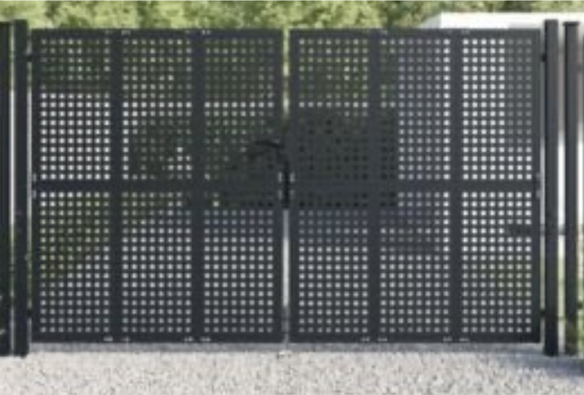 Exemples de traitements à proscrire pour les grilles de porte sur cour ou jardin