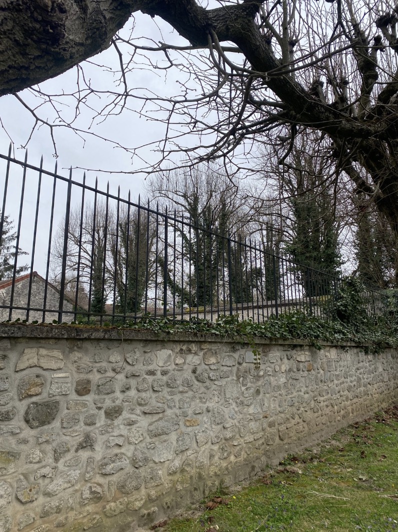 Simple barreaudage sur mur en moellon