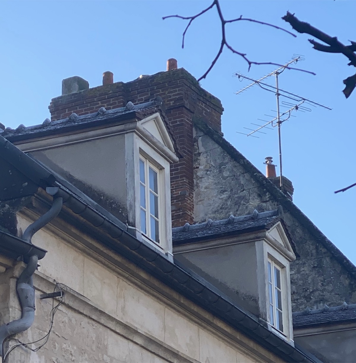 2 lucarnes jacobines (en bâtière) avec fronton triangulaire