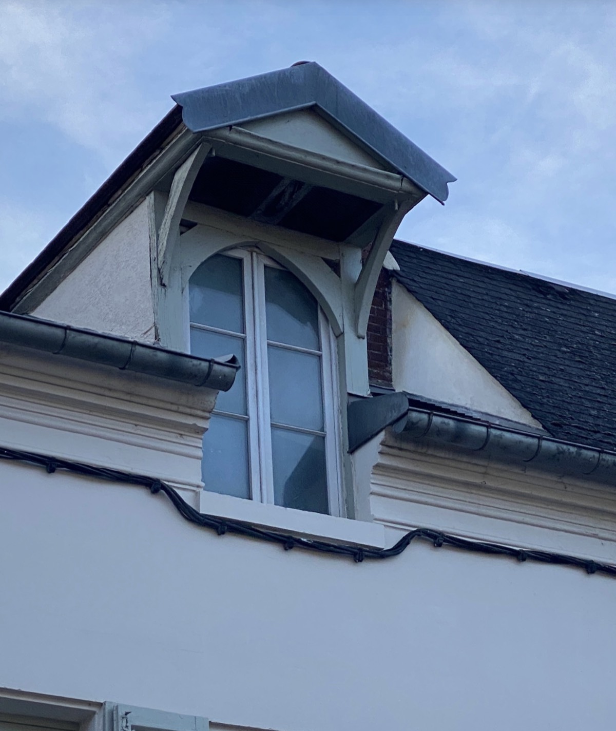Lucarne meunière (à chevalet, en bâtière) engagée avec fronton triangulaire
