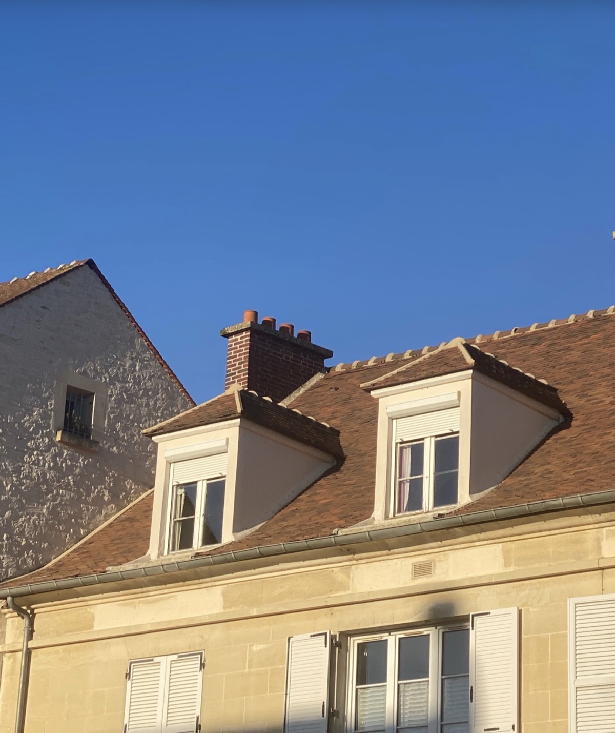Lucarnes à croupe (dite à la capucine) à linteau droit couverture en tuile