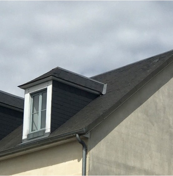Lucarne à croupe (dite à la capucine) à linteau droit couverture en ardoise