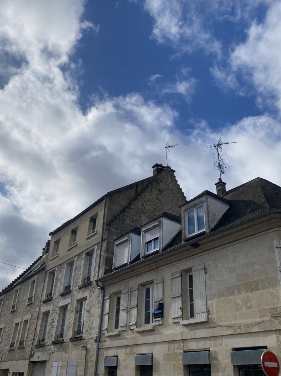 Lucarnes ne respectant pas le gabarit des fenêtres des niveaux inférieurs et plus larges que hautes