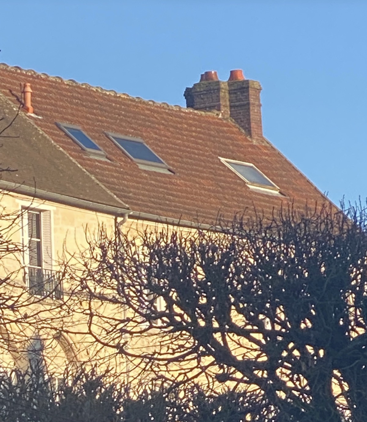 Les châssis modernes de type « Velux » de grandes dimensions et plus larges que hauts