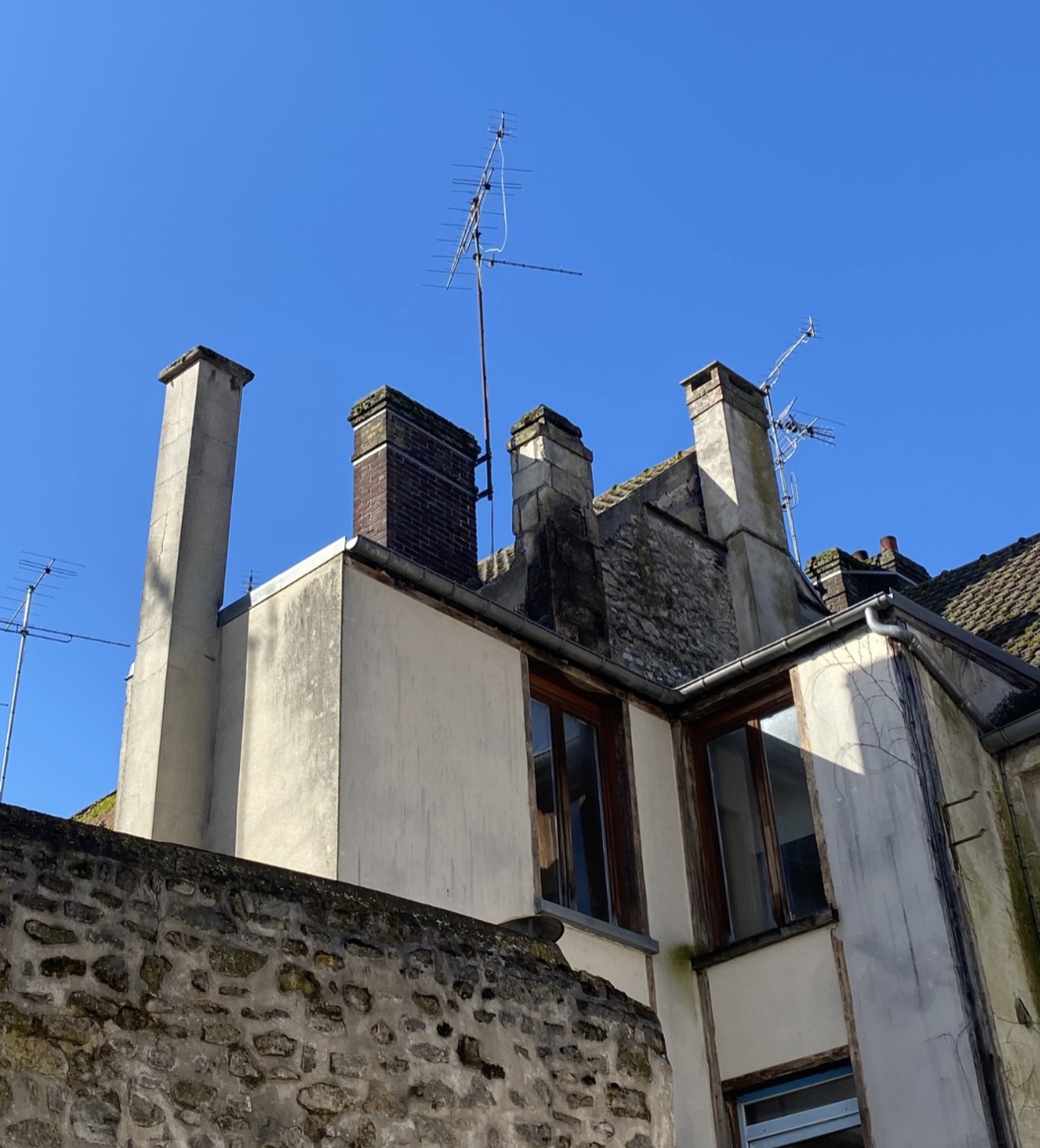 Assemblage hétéroclite de cheminées